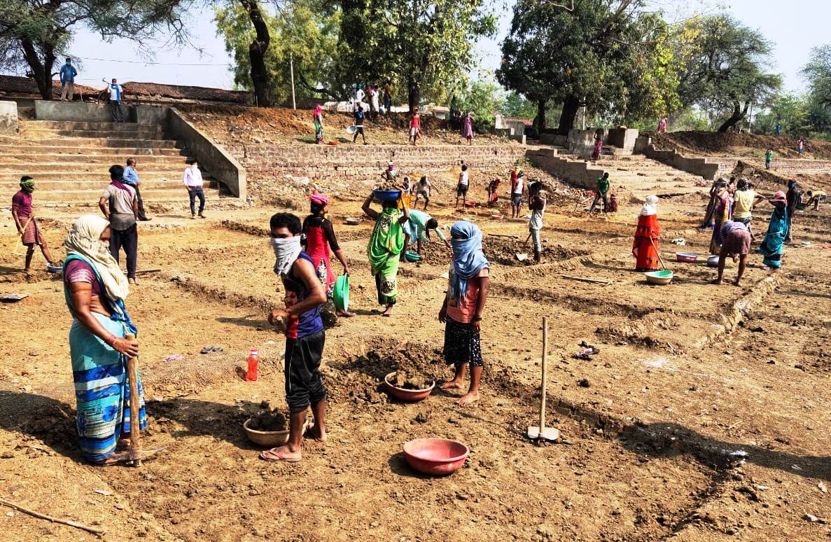 रायपुर : लॉक-डाउन में मनरेगा में रोजगार देने में छत्तीसगढ़ देश में प्रथम :  अभी देश में कार्यरत कुल श्रमिकों में 24 फीसदी अकेले छत्तीसगढ़ से