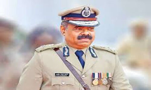 मदनवाड़ा मुठभेड़ : डीजीपी ने शहीद जवान को दी श्रद्धांजलि