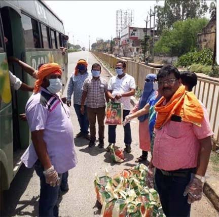 जिला भाजपा कार्यालय के समीप प्रवासी मजदूरों को दिया गया राशन सामग्री