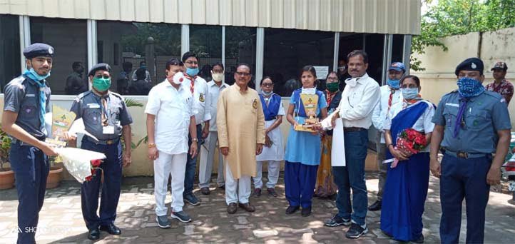 रायपुर : स्कूल शिक्षा मंत्री ने बोर्ड परीक्षा में सर्वोच्च स्थान प्राप्त विद्यार्थियों को किया सम्मानित : स्काउट-गाइड के छात्र हैं दोनों टॉपर
