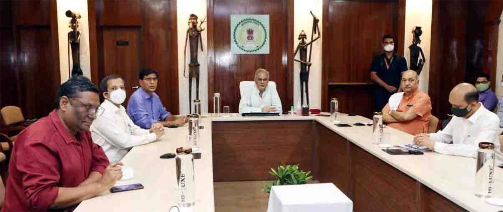 रायपुर : ​​​​​​​गोधन न्याय योजना के क्रियान्वयन में कलेक्टरों की भूमिका  अत्यंत महत्वपूर्ण :  भूपेश बघेल
