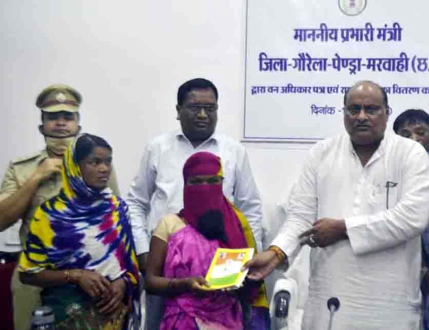 रायपुर : राजस्व मंत्री  जयसिंह अग्रवाल ने किया वन भू-अधिकार पत्रों का वितरण