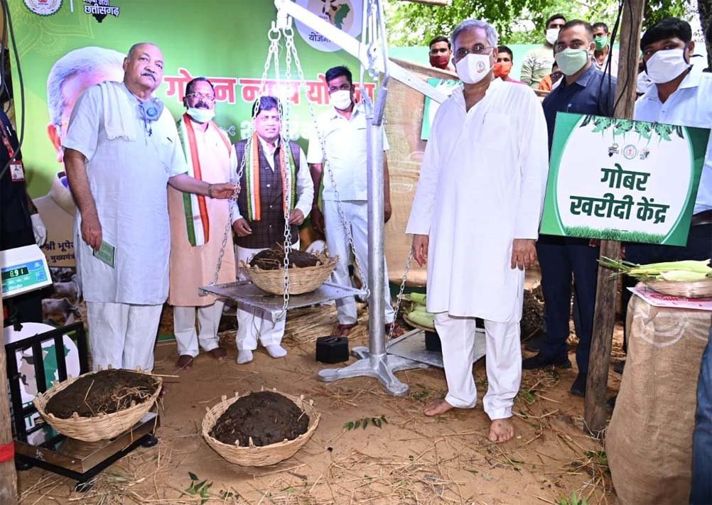 रायपुर : देश की अपनी तरह की पहली गोधन न्याय योजना आज से शुरु : छत्तीसगढ़ सरकार खरीदेगी 2 रुपए किलो की दर से गोबर