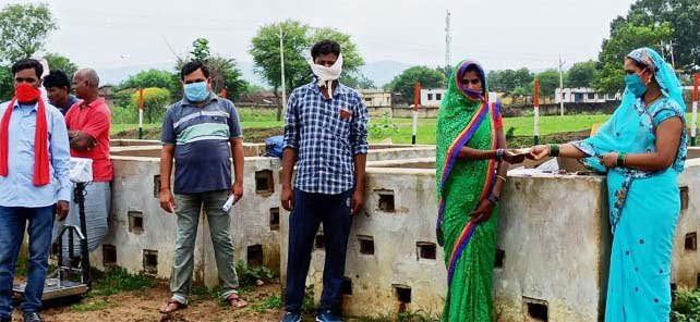 कवर्धा – गोधन न्याय योजना , हितग्राहियों को गौठान में ही बैंक सखी से मिल रहा राशि का भुगतान
