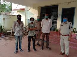 सड़क चलते राहगीरों से छीन लेते थे मोबाइल, लूटकर भाग रहे दो बदमाश पकड़े गए