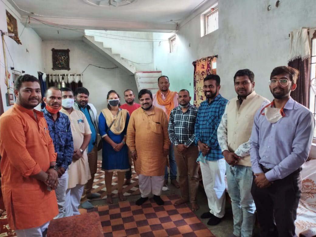 अ.भा.वि.प.सह राष्ट्रीय संगठन मंत्री द्वारा विजय मानिकपुरी के घर आकर शोकाकुल परिवार को दी संवेदनाएं