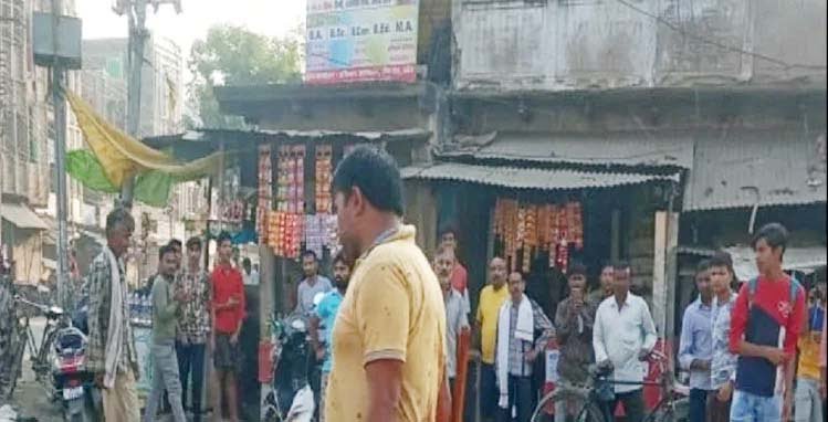 अवैध संबंध के शक में पत्नी और उसके प्रेमी पर किया हमला, बीवी का कटा सिर लेकर थाने पहुंचा पति