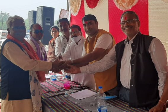 भूपेश बघेल सरकार के 2 साल पूरा होने पर कांग्रेसियों ने किसानों को गमछा भेंट कर सम्मान किया