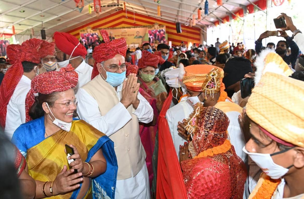 मुख्यमंत्री श्री भूपेश बघेल आज राजधानी रायपुर के बलबीर सिंह जुनेजा इंडोर स्टेडियम परिसर में आयोजित मुख्यमंत्री कन्या विवाह समारोह में शामिल हुए..