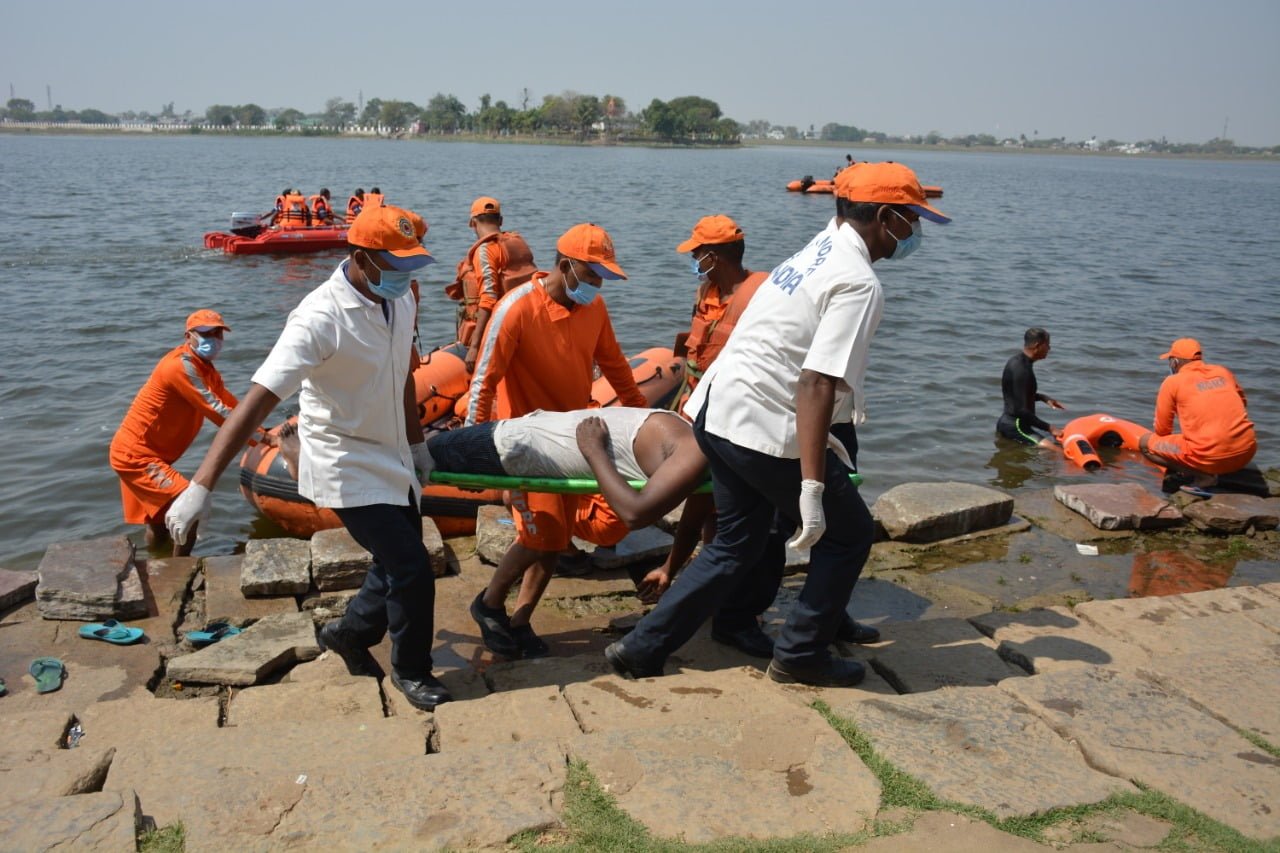 बाढ़ में फंसे लोगों को बचाकर आपदा मोचन दल ने किया सफल मॉकड्रिल