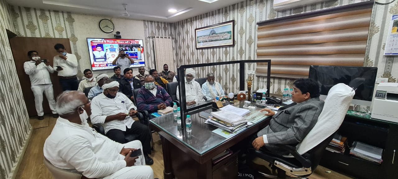 नई राजधानी के प्रभावित किसानों के सभी समस्याओं का होगा निराकरण : प्रभावित किसानों ने की नगरीय प्रशासन मंत्री डॉ. डहरिया से की मुलाकात