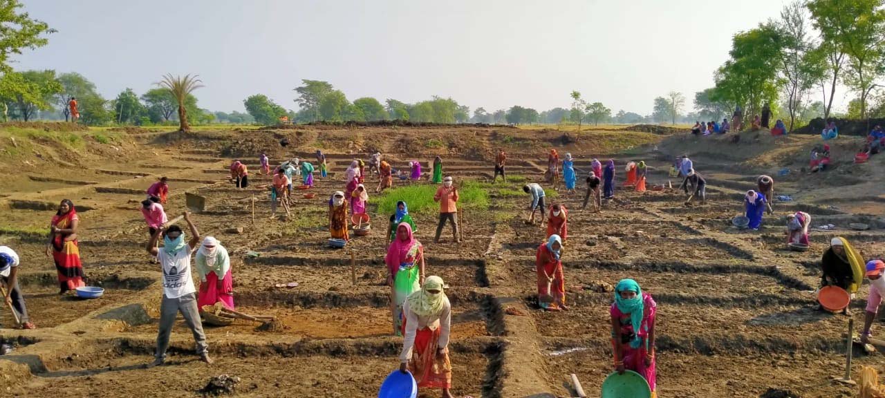 प्रवासी श्रमिकों के लिए संबल बनी मनरेगा :  241 प्रवासी श्रमिकों को मिली 11 लाख रूपए से अधिक की मजदूरी