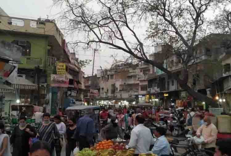 चेहरे पर मास्क लगाने और सोशल डिस्टेंसिंग को लेकर लापरवाह हुए लोग, कोविड प्रोटोकॉल की उड़ा रहे धज्जियां