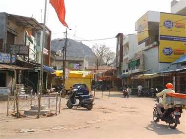 कंटेनमेंट जोन में खुली थी दुकानें, प्रशासन ने कराया बंद