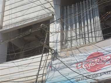 शहर में चारों ओर तारों का जाल, जनता चिंतित