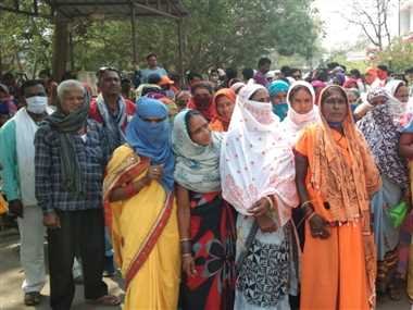 शराब की अवैध बिक्री से गांव का माहौल हो रहा खराब, महिलाओं ने सौंपा ज्ञापन
