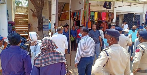 अतिक्रमण पर नपं का दोहरा रुख छोटे दुकानों पर सख्ती, बड़ो को बख्शा