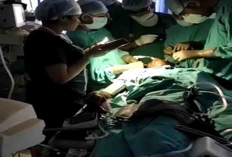 बीएचयू अस्पताल में मरीजों की जिंदगी दांव पर, मोबाइल की रोशनी में ही कर डाला ऑपरेशन, देखें तस्वीरें