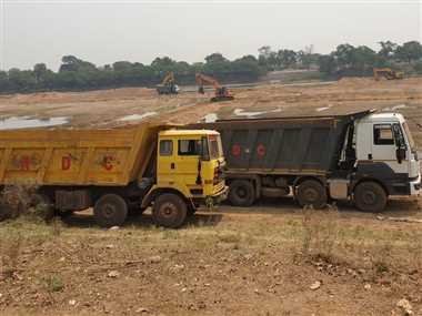 रेत उत्खनन के लिए गांव वालों की समिति काट रही रायल्टी पर्ची