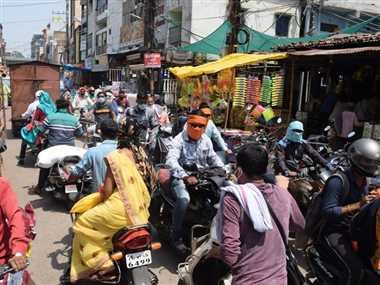 पाबंदियों के बीच बाजार बेपरवाह