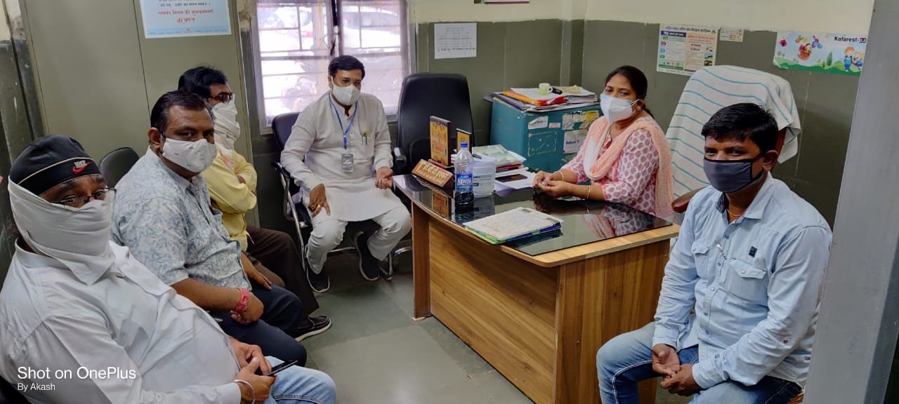 राजनांदगांव : विधायक भुनेश्वर बघेल विस क्षेत्र में सभी कोविड केंद्रों का कर रहे है सघन दौरा