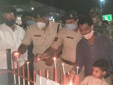 नक्सली हमले में शहीद जवानों को दी श्रद्धांजलि