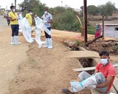 जिंदगी दांव पर लगा कोरोना संक्रमण से जान गंवाने वालों की अंतिम संस्कार कर रहे सफाईकर्मी