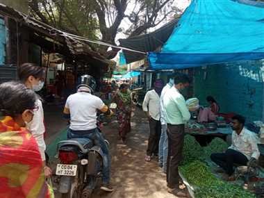 बाजार में बेकाबू कोरोना, संक्रमण बढ़ रहा पर जागरूकता नहीं