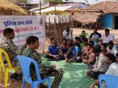 अफसरों ने जन चौपाल लगाकर सुनी ग्रामीणों की समस्या