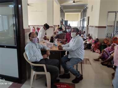 टीका लगवाने के लिए टूट पड़े लोग