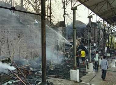 बम्लेश्वरी मंदिर की 20 दुकानें आग में जलकर खाक, दो घंटे बाद पहुंची दमकल की टीम