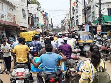 न थम रहा संक्रमण न रुक रहीं मौतें, फिर भी लापरवाही का आलम