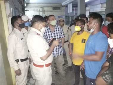 अधीक्षक कक्ष में तोड़फोड़, आधी रात तक हंगामा
