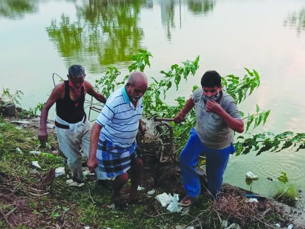 राजनांदगांव : समय का सदुपयोग कर बनाई नई तस्वीर, रेवाडीह के कुछ बाशिंदों ने श्रमदान कर की सफाई