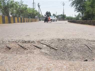 खराब हो रही सड़क, दिखने लगा लोहे का सरिया