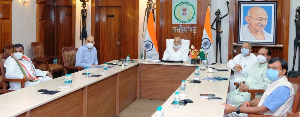 मुख्यमंत्री श्री भूपेश बघेल ने आज यहां अपने निवास कार्यालय से वीडियो कांफ्रेंसिंग के माध्यम से बस्तर संभाग के दो जिले सुकमा और बीजापुर..
