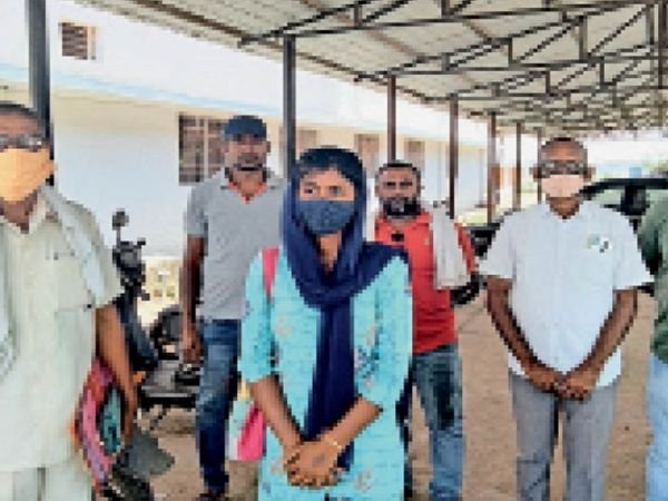 थाने में पूछताछ के बाद युवक ने लगाई फांसी, पत्नी बोली- मेेरे सामने बेसुध होते तक पीटा
