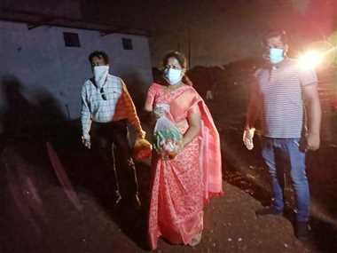 कोरोना संकट काल में गरीबों के घरों तक पहुंच रही युवाओं की मदद