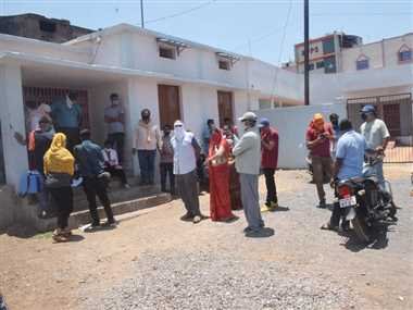 कोरोना टीका लगवाने धूप में लाइन लगाकर खड़े रहे लोग