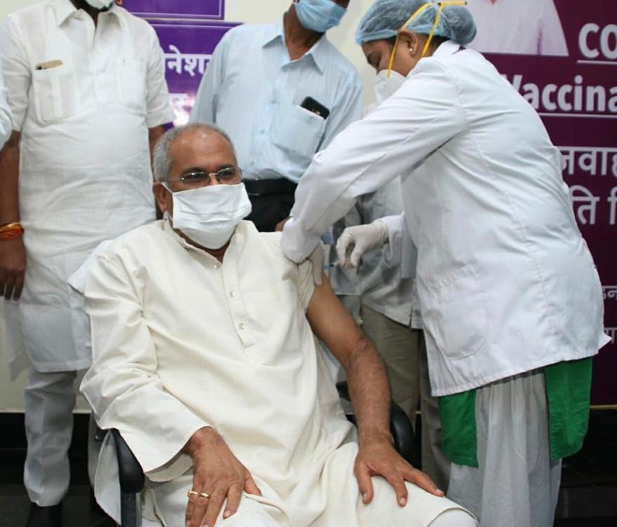 मुख्यमंत्री श्री भूपेश बघेल ने कोरोना से बचाव के लिए टीका की दूसरी डोज लगवायी