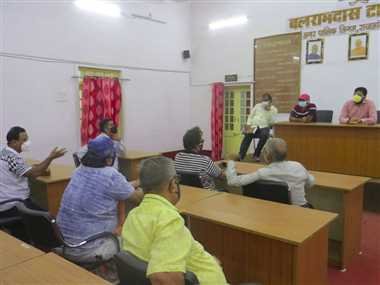 मजदूरों के साथ छोटे व्यापारी भी परेशान, छूट देने की मांग