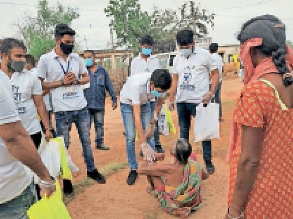 वनांचल क्षेत्र में पहुंची युवाओं की टीम ने बांटा सूखा राशन