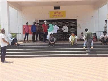जांच में कमी से घट रहे कोरोना संक्रमित