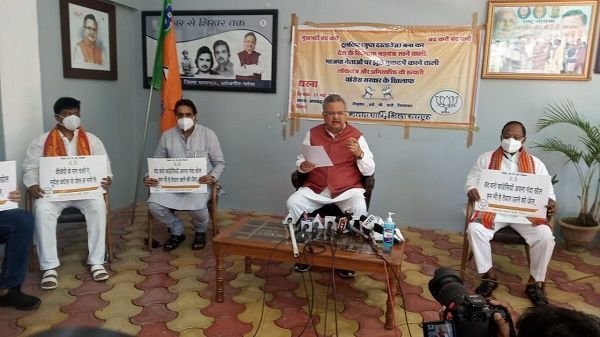 टूलकिट मामला: थाने के बाहर धरने पर बैठे रमन सिंह, बोले-कांग्रेस देश के खिलाफ साजिश रचना बंद करे