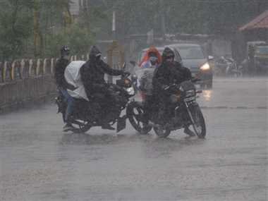 दिनभर होती रही रिमझिम बारिश