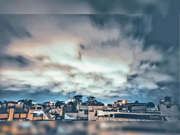 आधी रात शहर के ऊपर दिखे ऐसे काले बादल, आज तेज बारिश का अलर्ट