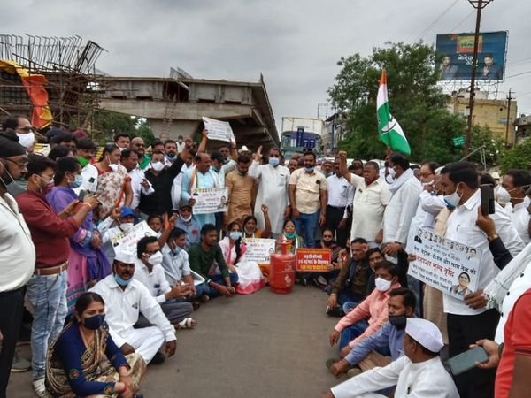 भिलाई और चरोदा में कांग्रेस नेताओं ने किया हाइवे जाम, एक साथ जमकर किया प्रदर्शन, कोरोना गाइडलाइन का पालन करना गए भूल
