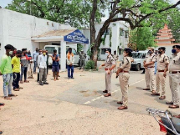 पुलिस की कांबिंग गश्त, कंट्रोल रूम में गुण्डा परेड लेकर सभी बदमाशों काे दी गई स्पष्ट हिदायत