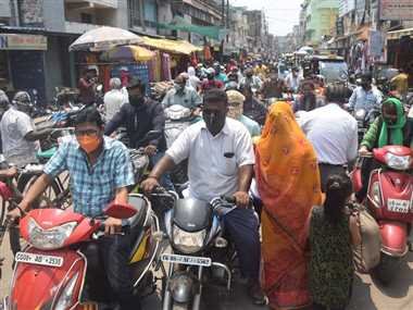 बाजार में जुट रही लोगों की भीड़, मंडरा रहा कोरोना संक्रमण का खतरा