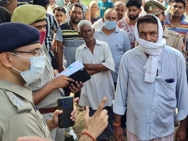 मारने के बाद मेन रोड पर शव फेंककर भाग खड़े हुए हत्यारे, तोंबी मठ की देखभाल करते थे चंद्रपाल; आक्रोशित भीड़ ने पुलिस अफसरों को घेरा